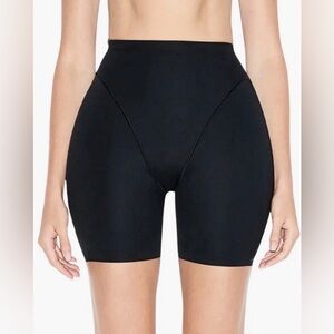 New Women's SKIMS Butt And Hip Enhancing Mid-thigh Shorts Size L